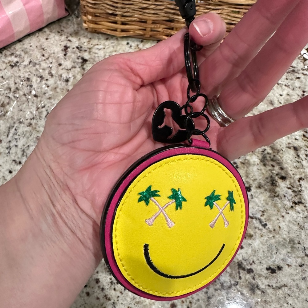 Victoria’s Secret PINK Yellow Smiley Face Keychain NWT Fun Cute New